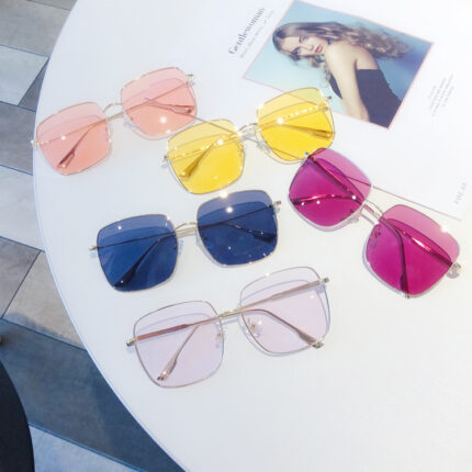 Lunettes de soleil carrées à verres transparents