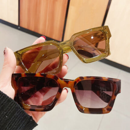 lunettes de soleil tendances de style rétro et carré pour femmes