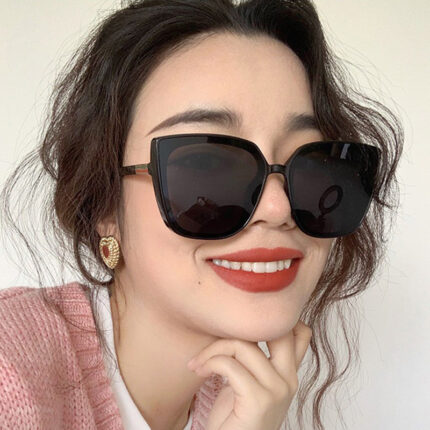 Lunettes rétro à monture large et de style audacieux à la mode pour femmes