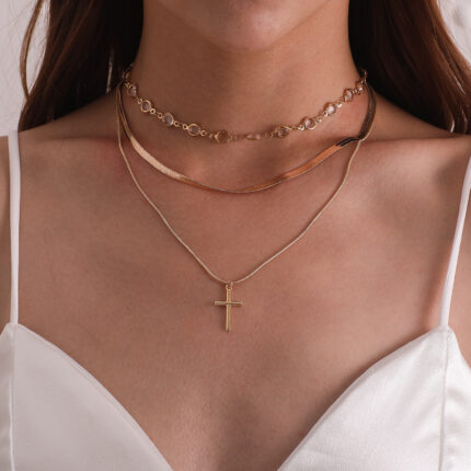 Collier tendance à strass avec pendentif en forme de croix pour femmes