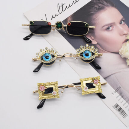 Lunettes personnalisées en verre ornées d'émeraudes et de diamants